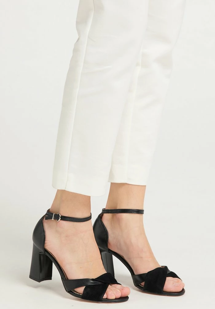 Usha Sandales à Talons Hauts - Black 1 Usha Sandales à Talons Hauts - Black